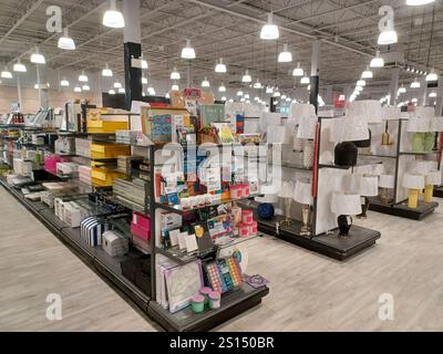 Toronto, ON, Kanada - 20. Dezember 2024: Regalansicht mit der Wohneinrichtung und Haushaltsartikeln. Stockfoto