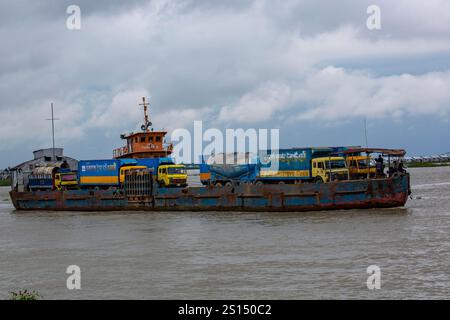 26. Juli 2019, Munshiganj, Bangladesch: Eine Fähre fährt unter bewölktem Himmel auf dem Padma River. Stockfoto