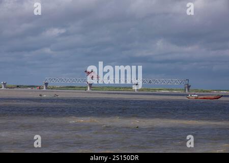 26. Juli 2019: Munshiganj, Bangladesch: Bauarbeiten an der Padma Mehrzweckbrücke überspannt den Padma River unter einem bewölkten Himmel. Stockfoto