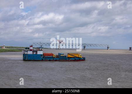 26. Juli 2019, Munshiganj, Bangladesch: Eine Fähre fährt unter bewölktem Himmel auf dem Padma River. Stockfoto