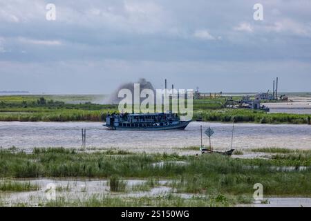 26. Juli 2019, Munshiganj, Bangladesch: Eine Fähre fährt unter bewölktem Himmel auf dem Padma River. Stockfoto