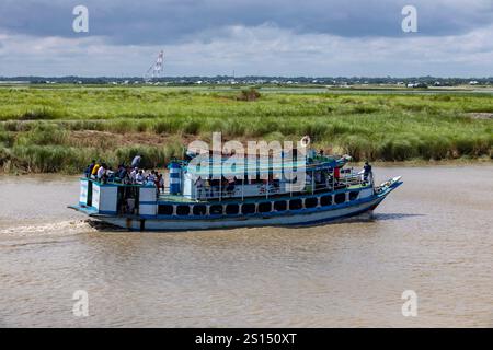 26. Juli 2019, Munshiganj, Bangladesch: Eine Fähre fährt unter bewölktem Himmel auf dem Padma River. Stockfoto