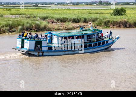 26. Juli 2019, Munshiganj, Bangladesch: Eine Fähre fährt unter bewölktem Himmel auf dem Padma River. Stockfoto