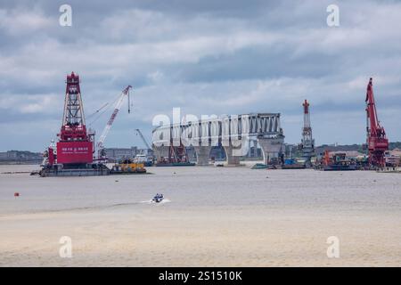 26. Juli 2019: Munshiganj, Bangladesch: Bauarbeiten an der Padma Mehrzweckbrücke überspannt den Padma River unter einem bewölkten Himmel. Stockfoto