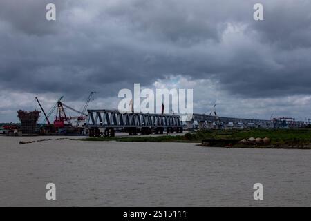 26. Juli 2019: Munshiganj, Bangladesch: Bauarbeiten an der Padma Mehrzweckbrücke überspannt den Padma River unter einem bewölkten Himmel. Stockfoto