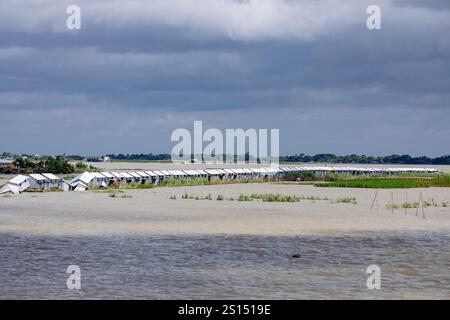 26. Juli 2019: Auf Flussbetten am Ufer des Padma-Flusses bei Zajira im Shariatpur-Bezirk Banglades wurden provisorische Schutzräume errichtet Stockfoto