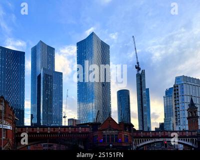 Bahnhof Deansgate, Manchester. Die ursprüngliche Eisenbahnbrücke stand im Kontrast zu den neuen Türmen des Deansgate Square Complex Stockfoto