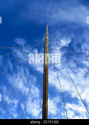 Detail der Stützen für die Fußgängerbrücke Trinity über den Fluss Irwell in der Stadt Salford, Greater Manchester Stockfoto