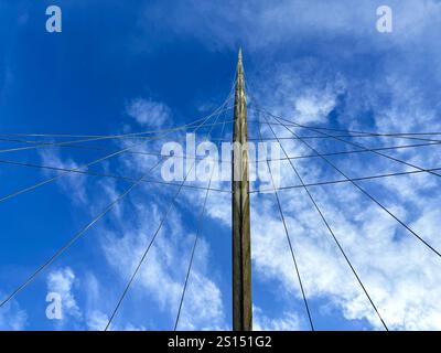 Detail der Stützen für die Fußgängerbrücke Trinity über den Fluss Irwell in der Stadt Salford, Greater Manchester Stockfoto