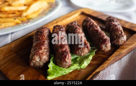 Gegrillter Schaschlik, arabischer Kofta Kofte Kebab aus Hacklamm oder Rindfleisch. Gegrillter Kofta Kofte Shish Debab aus Hackfleisch oder Rindfleisch auf Holzspieß Stockfoto