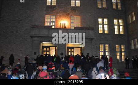 Berlin, Deutschland - 30. Dezember 2024 - Hanukkah-Feier im Berliner Rathaus des Bezirks Neukölln. (Foto: Markku Rainer Peltonen) Stockfoto