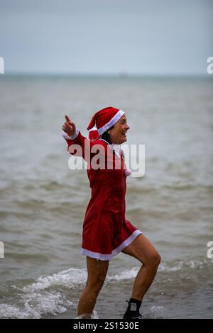 25. Dezember 2024: Brighton, Vereinigtes Königreich. 25. Dezember 2024. Schwimmer am Brighton Beach für Brightons alljährliches Schwimmen am Weihnachtsfeiertag. Mehrere Personen versammelten sich am Weihnachtsmorgen an der Küste für die lange Tradition, die jeden Weihnachtstag um 11:00 Uhr stattfindet. Einige der Schwimmer gingen mit Weihnachtsmützen aufs Meer (Foto: © Matt Duckett/IMAGESLIVE Via ZUMA Press Wire) NUR REDAKTIONELLE VERWENDUNG! Nicht für kommerzielle ZWECKE! Stockfoto