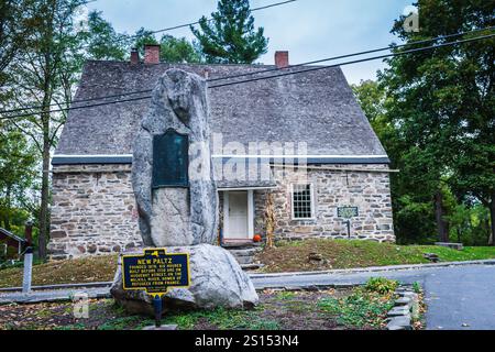 New Paltz, NY USA - 15. Oktober 2017: Die historische Huguenot Street im Upstate New York ist bekannt für ihre Steinhäuser aus dem frühen 18. Jahrhundert. Stockfoto