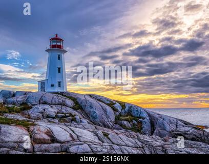 Sonnenuntergang am Peggys Point Lighthouse, auch bekannt als Peggys Cove Lighthouse, am östlichen Eingang der St. Margarets Bay in Peggys Cove Nova Scotia Kanada Stockfoto