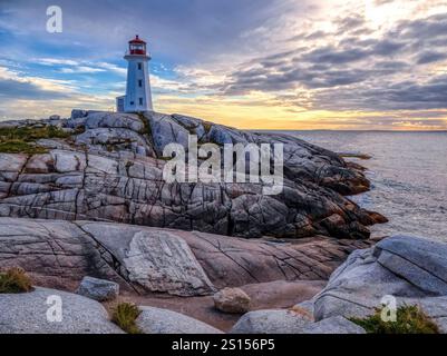 Sonnenuntergang am Peggys Point Lighthouse, auch bekannt als Peggys Cove Lighthouse, am östlichen Eingang der St. Margarets Bay in Peggys Cove Nova Scotia Kanada Stockfoto