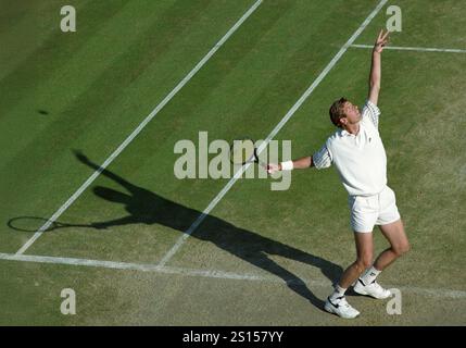 US-amerikanischer Tennisspieler Peter Fleming dienen in Wimbledon im Jahr 1993 Stockfoto