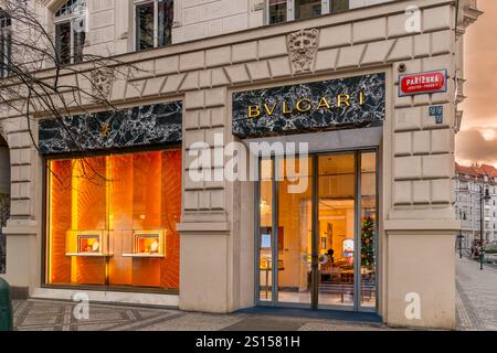 Prag, Tschechische Republik - 20. Dezember 2024: Bulgari Luxusschmuckgeschäft in Parizska (Pariser Straße). Historisches italienisches Modehaus Stockfoto