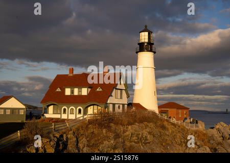 Historisches Portland Head Light in Cape Elizabeth, Maine, 1791 fertiggestellt. Die Lichtstation im Fort Williams State Park befindet sich auf einer Landzunge am Eingang des Hauptschifffahrtskanals in den Portland Harbor, der sich in der Casco Bay im Golf von Maine befindet. Stockfoto