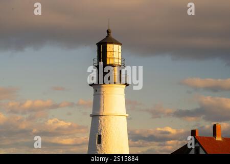 Historisches Portland Head Light in Cape Elizabeth, Maine, 1791 fertiggestellt. Die Lichtstation im Fort Williams State Park befindet sich auf einer Landzunge am Eingang des Hauptschifffahrtskanals in den Portland Harbor, der sich in der Casco Bay im Golf von Maine befindet. Stockfoto