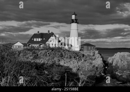 Historisches Portland Head Light in Cape Elizabeth, Maine, 1791 fertiggestellt. Die Lichtstation im Fort Williams State Park befindet sich auf einer Landzunge am Eingang des Hauptschifffahrtskanals in den Portland Harbor, der sich in der Casco Bay im Golf von Maine befindet. Stockfoto