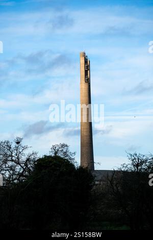 Der National Lift Tower in Northampton, Northamptonshire, Großbritannien, vom Sixfields Reservoir aus gesehen Stockfoto