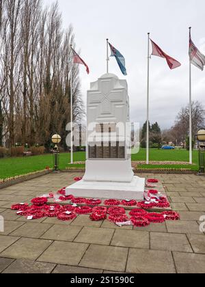 Swinton, Manchester, Großbritannien, 31-12-2024: Kriegsdenkmal mit Kränzen und Fahnen Swinton, Manchester an einem bewölkten Tag. Stockfoto