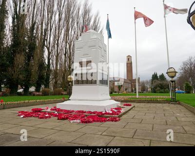 Swinton, Manchester, Großbritannien, 31-12-2024: Weißes Kriegsdenkmal Swinton, Manchester, umgeben von Kränzen und Fahnen in einem Park. Stockfoto