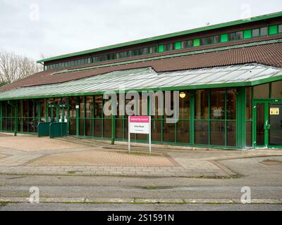 Swinton, Manchester, Großbritannien, 31-12-2024: Modernes Stadthaus von Salford mit grünen Akzenten und einladender Atmosphäre. Stockfoto