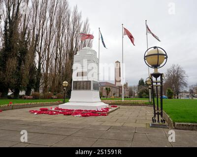 Swinton, Manchester, Großbritannien, 31-12-2024: Kriegsdenkmal Swinton, Manchester, umgeben von Fahnen und Kränzen an einem bewölkten Tag. Stockfoto