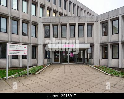 Swinton, Manchester, Großbritannien, 31-12-2024: Salford, modernes Gebäude mit kantiger Architektur und Schildern für Besucher. Stockfoto