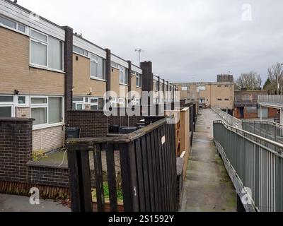 Swinton, Manchester, Großbritannien, 31-12-2024: Swinton Revier Häuser. Lange Reihe von Wohngebäuden unter bewölktem Himmel. Stockfoto