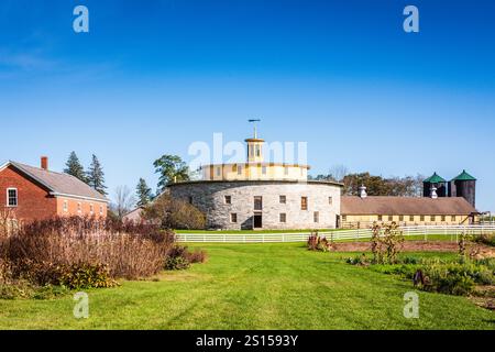 Pittsfield, MA USA – 19. Oktober 2017: Round Stone Barn in Hancock Shaker Village, einem lebendigen Geschichtsmuseum in den Berkshires im Westen von Massachusetts. Stockfoto