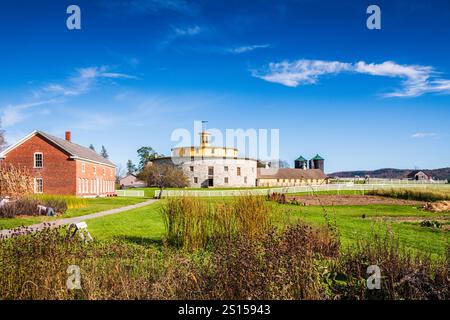 Pittsfield, MA USA – 19. Oktober 2017: Round Stone Barn in Hancock Shaker Village, einem lebendigen Geschichtsmuseum in den Berkshires im Westen von Massachusetts. Stockfoto