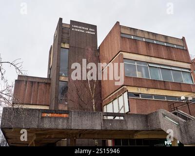 Swinton, Manchester, Großbritannien, 31-12-2024: Modernistische Architektur der Lancastrian Hall und Central Library unter bewölktem Himmel. Stockfoto