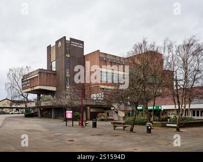 Swinton, Manchester, Großbritannien, 31-12-2024: Moderne Architektur des Bürgergebäudes Swinton Lancastrian Hall an einem bewölkten Tag. Stockfoto