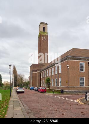 Swinton, Manchester, Großbritannien, 31-12-2024: Salford Town Hall Swinton. Backsteingebäude mit Uhrenturm unter bewölktem Himmel in einer ruhigen Straße. Stockfoto