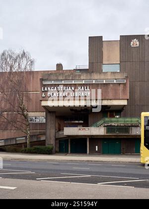 Swinton, Manchester, Großbritannien, 31-12-2024: Brutalistische Architektur der Lancastrian Hall und Central Library an einem bewölkten Tag. Stockfoto