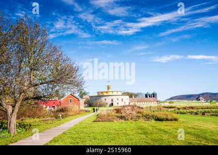 Pittsfield, MA USA – 19. Oktober 2017: Round Stone Barn in Hancock Shaker Village, einem lebendigen Geschichtsmuseum in den Berkshires im Westen von Massachusetts. Stockfoto