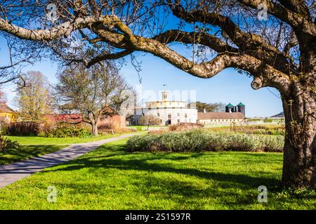 Pittsfield, MA USA – 19. Oktober 2017: Round Stone Barn in Hancock Shaker Village, einem lebendigen Geschichtsmuseum in den Berkshires im Westen von Massachusetts. Stockfoto