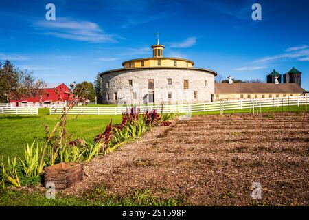 Pittsfield, MA USA – 19. Oktober 2017: Round Stone Barn in Hancock Shaker Village, einem lebendigen Geschichtsmuseum in den Berkshires im Westen von Massachusetts. Stockfoto