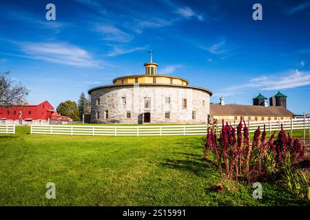 Pittsfield, MA USA – 19. Oktober 2017: Round Stone Barn in Hancock Shaker Village, einem lebendigen Geschichtsmuseum in den Berkshires im Westen von Massachusetts. Stockfoto