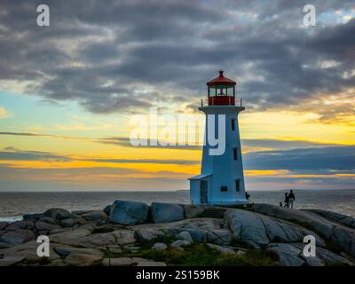 Sonnenuntergang am Peggys Point Lighthouse, auch bekannt als Peggys Cove Lighthouse, am östlichen Eingang der St. Margarets Bay in Peggys Cove Nova Scotia Kanada Stockfoto