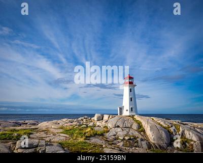 Peggys Point Lighthouse, auch bekannt als Peggys Cove Lighthouse am östlichen Eingang der St. Margarets Bay in Peggys Cove Nova Scotia Kanada Stockfoto