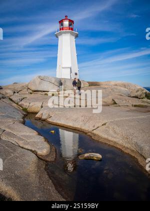 Peggys Point Lighthouse, auch bekannt als Peggys Cove Lighthouse am östlichen Eingang der St. Margarets Bay in Peggys Cove Nova Scotia Kanada Stockfoto