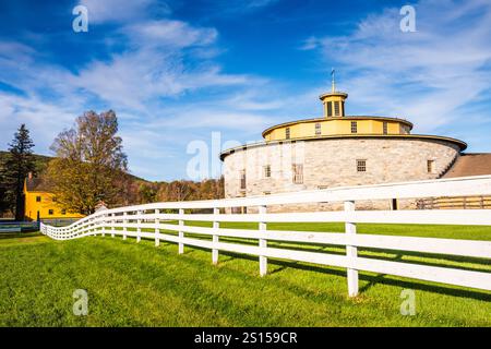 Pittsfield, MA USA – 19. Oktober 2017: Round Stone Barn in Hancock Shaker Village, einem lebendigen Geschichtsmuseum in den Berkshires im Westen von Massachusetts. Stockfoto