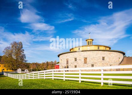 Pittsfield, MA USA – 19. Oktober 2017: Round Stone Barn in Hancock Shaker Village, einem lebendigen Geschichtsmuseum in den Berkshires im Westen von Massachusetts. Stockfoto