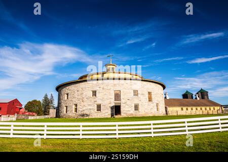 Pittsfield, MA USA – 19. Oktober 2017: Round Stone Barn in Hancock Shaker Village, einem lebendigen Geschichtsmuseum in den Berkshires im Westen von Massachusetts. Stockfoto