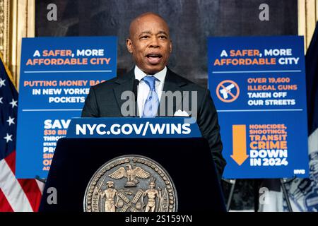 New York City, Usa. Dezember 2024 31. Der Bürgermeister von New York, Eric Adams (D), spricht auf einer Pressekonferenz im Rathaus von New York. Quelle: SOPA Images Limited/Alamy Live News Stockfoto