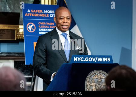 New York City, Usa. Dezember 2024 31. Der Bürgermeister von New York, Eric Adams (D), spricht auf einer Pressekonferenz im Rathaus von New York. Quelle: SOPA Images Limited/Alamy Live News Stockfoto