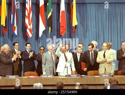 16. Juni 1978: Panama: Präsident Jimmy Carter und General Omar Torrijos, Panama, zusammen mit anderen Würdenträgern bei der Unterzeichnungszeremonie der Panamakanalverträge am 16. Juni 1978 in Panama-Stadt. (Kreditbild: © Jimmy Carter Library/ZUMA Press Wire) NUR REDAKTIONELLE VERWENDUNG! Nicht für kommerzielle ZWECKE! Stockfoto